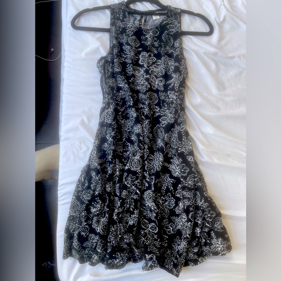 OLD NAVY CASUAL BLACK AND WHITE PRINTED SHORT DRESS - Picture 1 of 4